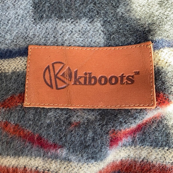 KIBOOTS Reversible Oversized Wool Wrap Poncho - Picture 10 of 10